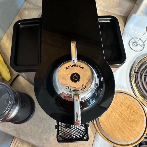 Selling my Nespresso Evoluo Piano Black & Aeroccino3 Milk Frother